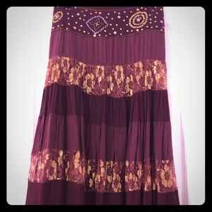 Cache mid-length skirt